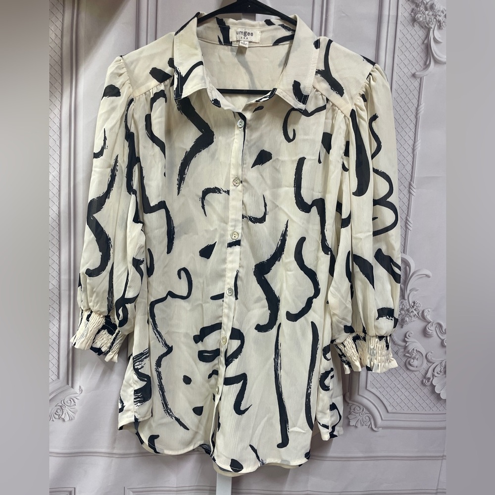 Umgee Graphic Print Artsy Puff Sleeves Elastic ruched wrists Size Small Blouse